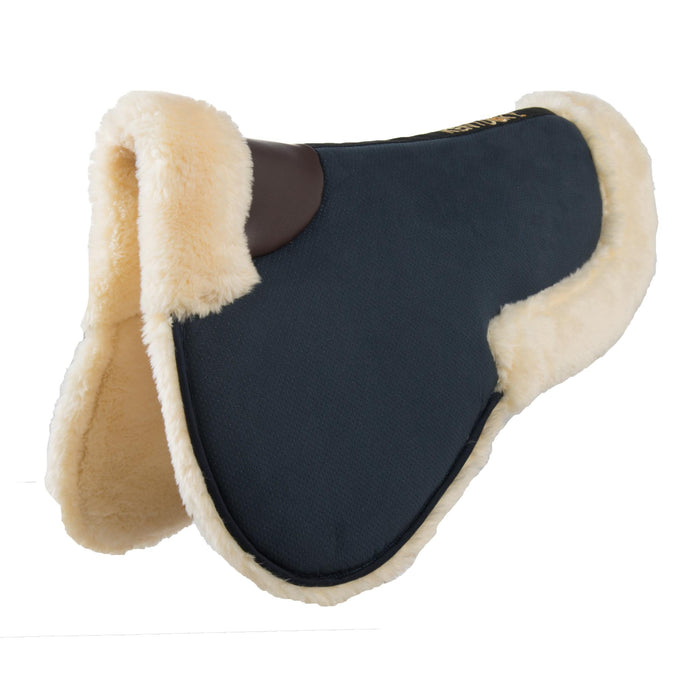 Amortisseur Kentucky en monton. Forme bien dégarrottée ergonomique pour le cheval sous la selle. Anti dérapant et séchage rapide. Epais avec 5 couches donc une mousse à memoire de forme. Vendu chez Fouilhoux Fontainebleau,