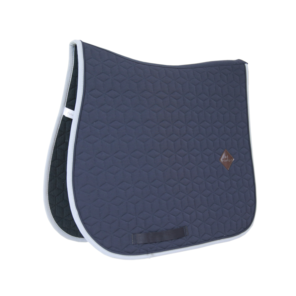 Kentucky tapis softshell jumping pour Chevaux, CSO. Matière déperlante. Ne salit pas et résiste à la pluie. Elégant et technique, le tapis idéal pour travailler à l'écurie ou sur les terrains de concours.