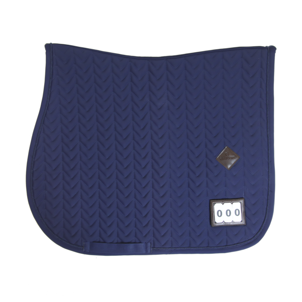 Kentucky tapis fishbone compétition jumping navy; idéal pour les concours de CSO ou de complet, permet de positionner son n° de dossard sur le tapis