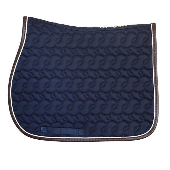Kentucky tapis de selle sans logo marine, très élégant avec son bord en faux cuir. Il permet de pouvoir broder votre logo, ou votre nom afin de le personnaliser.