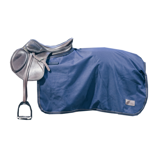 Couvre reins carré Kentucky all weather, bleu marine, taille cheval. Idéal par temps de pluie et tempête. Protège votre cheval par tous les temps en hiver. Vendu par sellerie fouilhoux fontainebleau