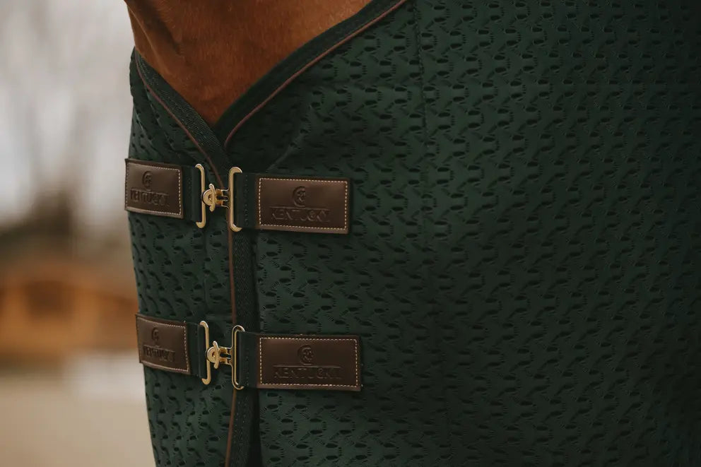 Kentucky 4D spacer, chemise séchante pour cheval. Fermeture au poitrail ajustée et élégange. 