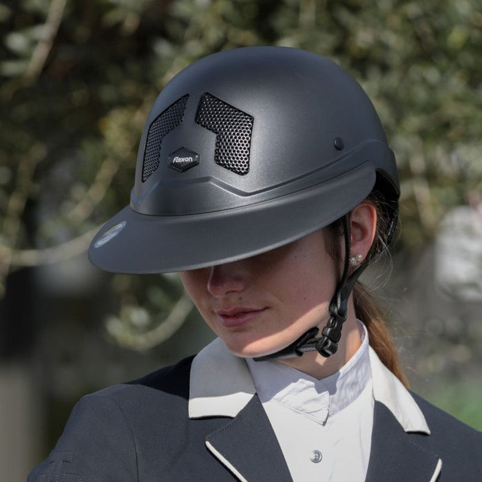 Casque d'équitation Flex On Armet Angel dark mat noir uni pour femme, vendu par Fouilhoux Fontainebleau. Visière polo. 