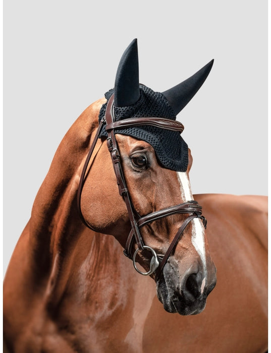 Equline, bonnet anti mouche et anti bruit pour chevaux de sport. Idéal pour les chevaux stressés et sensibles aux bruits. Design élégant e chic pour la compétition. Vendu par sellerie Fouilhoux Fontainebleau. modèle Equiline Dave noir.