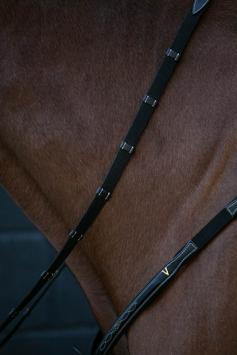 renes en tissus avec arrtoires, taille cheval. Par HVN. Couleur noir. FInitons cuir surpiqués. Vendues par Fouilhoux Fontainebleau. 9 arretoires anti dérappants.