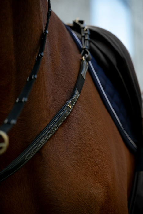 Collier de chasse pour chevaux en cuir par HVN. CUir de Haute qualité, noir. Attache simple à la selle. Vendu par sellerie Fouilhoux Fontainebleau. 