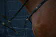 Collier de chasse pour chevaux en cuir par HVN. Possibilité d'ajouter une martingale. CUir de Haute qualité, noir. Attache simple à la selle. Vendu par sellerie Fouilhoux Fontainebleau. 