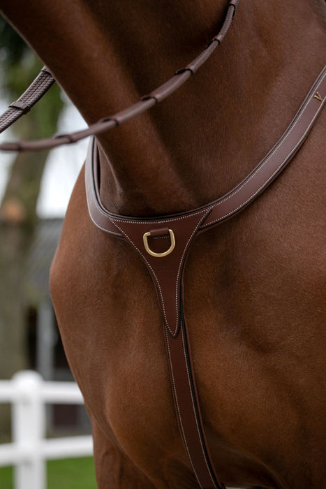 collier de chasse ergonomique avec long pont. En cuir de Haute Qualité, par HVN pro. Couleur Camel élégante surpique blanche. Une attache pour la martingale.. Vendu par sellerie Fouiloux Fontainebleau. 