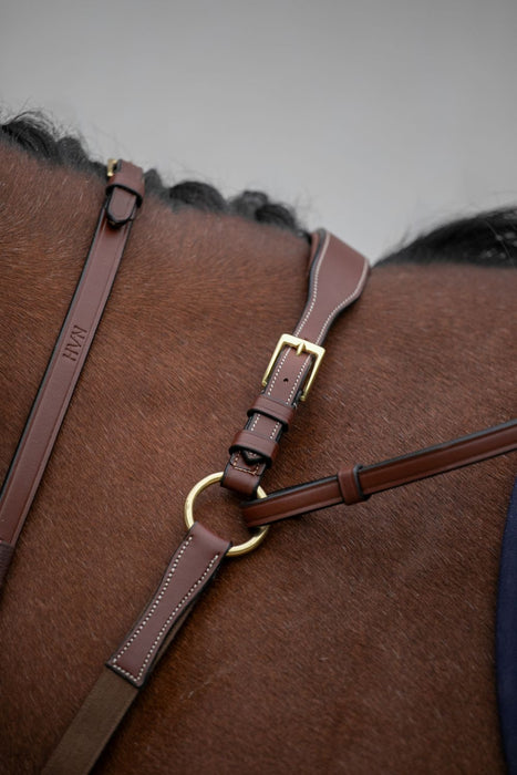 Collier de Chasse à pont réglable pour maintien de la selle sur le dos du cheval. Marque HVN. Cuir camel de Haute Qualité. Vendu par Fouilhoux Fontainebleau. 
