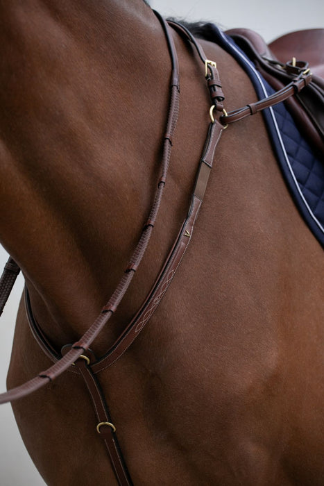 Collier de Chasse à pont pour maintien de la selle sur le dos du cheval. Stabilité parfaite et réglages sur 4 points. Possiblité d'attacher une martingale. Marque HVN. Cuir de Haute Qualité. Vendu par Fouilhoux Fontainebleau. 