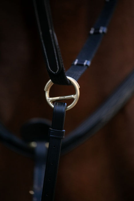 Martingale HVN en cuir de haute qualité. Anneau ouvert pour une fixation rapide et simple. Couleur noire. Vendue chez Fouilhoux Fontainebleau. 