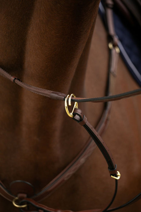 Martingale HVN en cuir de haute qualité. Anneau ouvert pour une fixation rapide et simple. réglable en longueur pour s'adatper aux besoin du cheval. Couleur Camel. Vendue chez Fouilhoux Fontainebleau. 