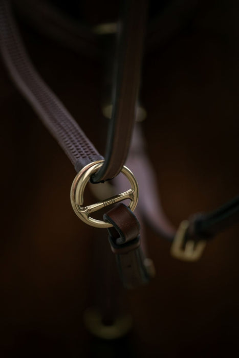 Martingale HVN en cuir de haute qualité. Anneau ouvert pour une fixation rapide et simple. Couleur marron. Vendue chez Fouilhoux Fontainebleau. 