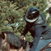 Casque d'équitation armet Flex on pour cavalier. Visière mixte. model noir mat, jugulaire marron. Vendu par fouilhoux fontainebleau. porté par une femme. 