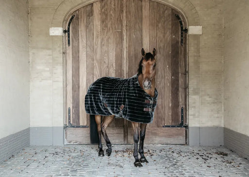 Kentucky Couverture Fausse Fourrure porté par un cheval. Couleur noirs, sangles marrons. très chic et chaude. Peut se porter aussi en sous couverture. 