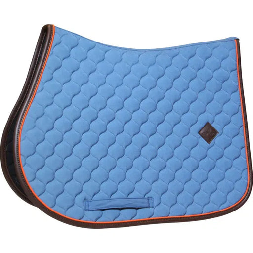 Tapis de selle pour cheval Kentucky modèle onion, avec liseré fluo. Couleur bleu ciel et liseré orange. Chic et très facile d'entretien. Vendu par Fouilhoux Fontainebleau.