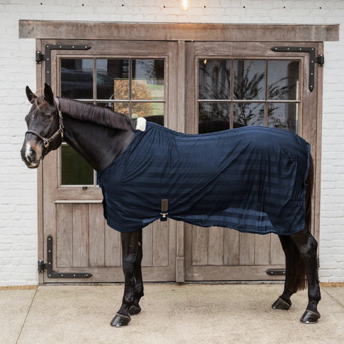 ouverture anti mouche pour cheval Kentucky Horseware. Légère et lignée, hautement respirante et restistante même pour une utilisation au pré. Vendue par Fouilhoux Fontainebleau. Elle est en plus élégante. 