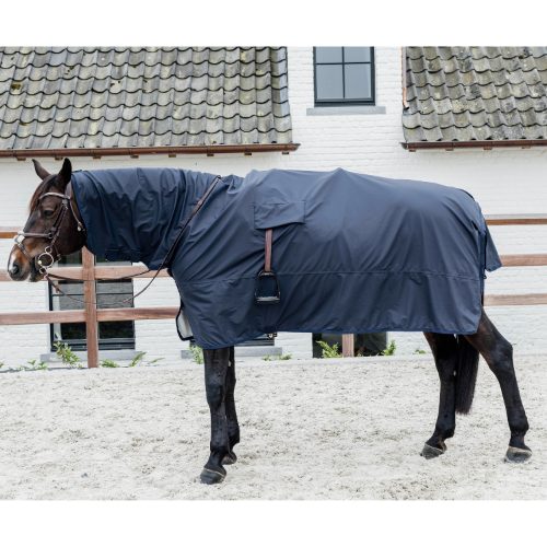 Couverture imperméable totale pour cheval Hurricane de Kentucky horseware. Idéale par forte pluie pour protéger le cheval et sa selle. on peut monter avec grâce aux trous pour laisser passer les étriers.le cheval est entièrement couvert. 