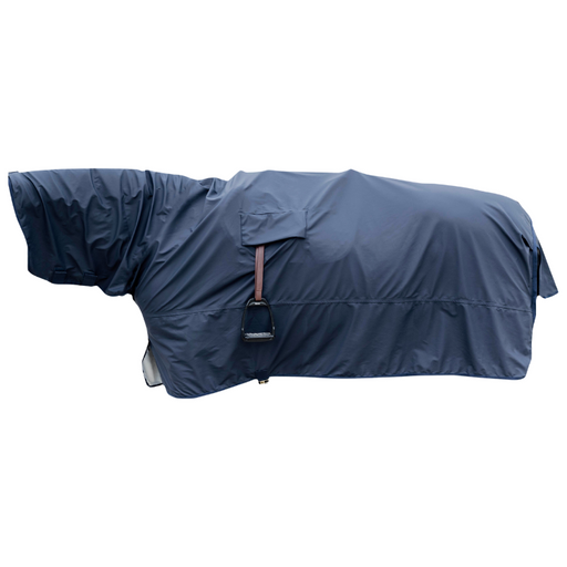 Couverture imperméable totale pour cheval Hurricane de Kentucky horseware. Idéale par forte pluie pour protéger le cheval et sa selle. on peut monter avec grâce aux trous pour laisser passer les étriers. 