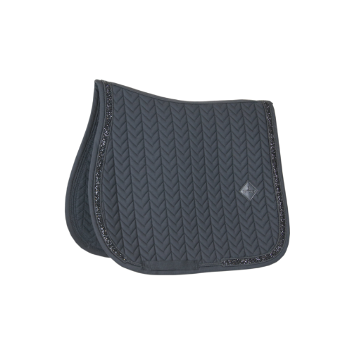 Tapis de selle pour Cheval Kentucky Horsewear, modèle glitter stone, agrémeté de strass brillants en liséré. CHic et confortable pour votre cheval, en CSO ou à l'entrainement. 