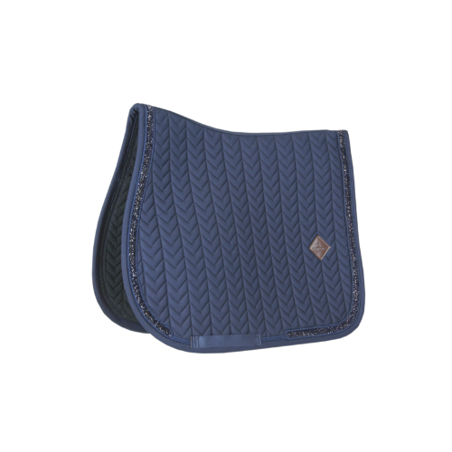 Tapis de selle pour Cheval Kentucky Horsewear, modèle glitter stone, agrémeté de strass brillants en liséré. CHic et confortable pour votre cheval, en CSO ou à l'entrainement.  modèle bleu marine. Vendu par Fouihoux Fontainebleau