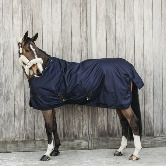 Confortable et imperméable, cette couverture Kentucky all weather pro est idéale pour votre cheval au paddock l'hiver et sous la pluie.