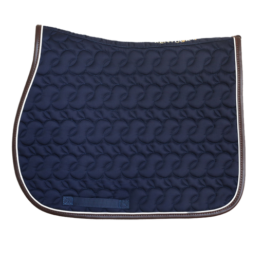 Kentucky tapis de selle sans logo marine, très élégant avec son bord en faux cuir. Il permet de pouvoir broder votre logo, ou votre nom afin de le personnaliser. 