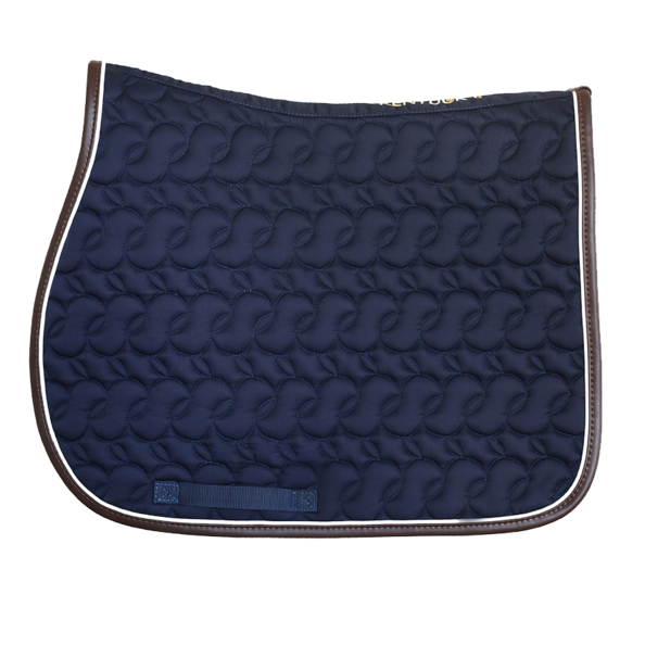 Kentucky tapis de selle sans logo marine, très élégant avec son bord en faux cuir. Il permet de pouvoir broder votre logo, ou votre nom afin de le personnaliser. 