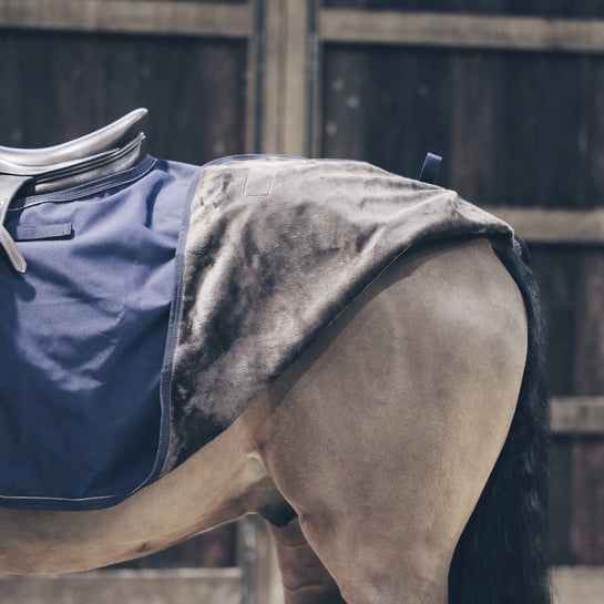 La doubleure du couvre rein Kentucky est en fausse peau de lapi pour garder votre cheval au chaud.  Vendu par sellerie fouilhoux fontainebleau 