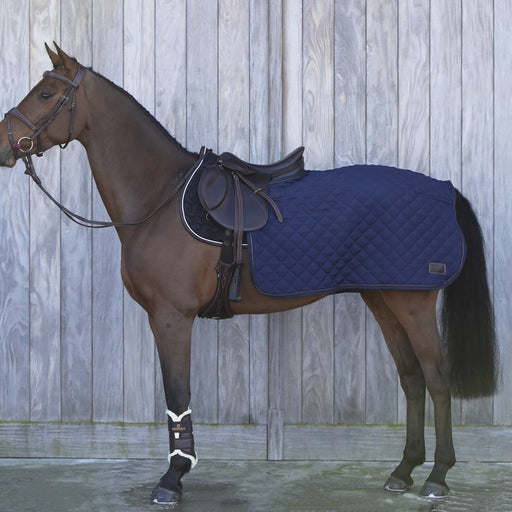 KENTUCKY - Couvre reins Carré très élégant. Ne gène pas les quartier de selle avec son système d'attache innovant. Vendu par Fouilhoux Fontainebleau. 