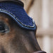 KENTUCKY - Bonnet Wellington Glitter Band zoom sur le bandeau de perle brillantes et la bande strass ultra élegante de ce bonnet en crochet. Vendu par sellerie Fouilhoux Fontainebleau