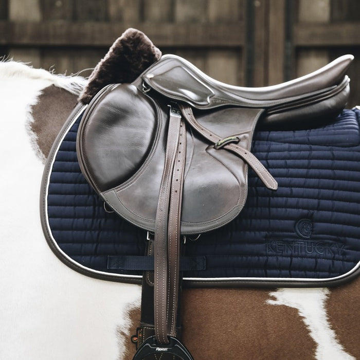 Tapis de selle noir dressage doublé peau de mouton véritable - Sport & Plein air Tapis de selle noir dressage doublé peau de mouton véritable - Sport & Plein air